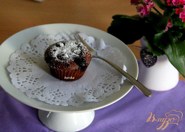 фото рецепта: Шоколадные маффины с голубикой (черникой)