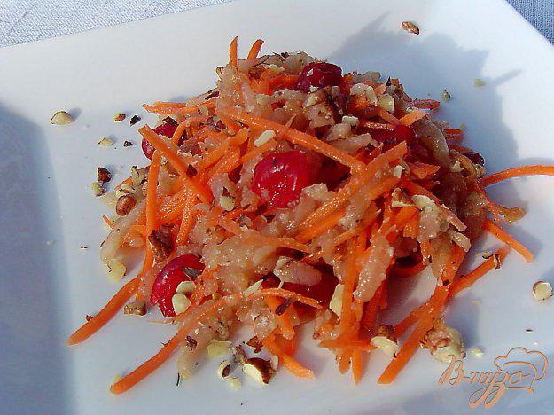 фото рецепта: Десертный салат из моркови, груши и вяленой клюквы