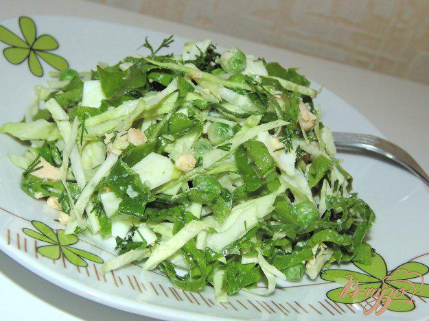 фото рецепта: Капустный салат с яйцами и шпинатом