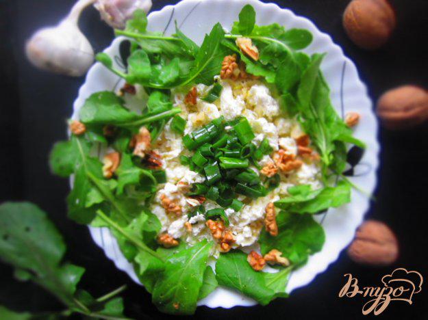 фото рецепта: Салат с рукколой, творогом и грецкими орехами