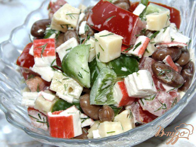 фото рецепта: Овощной салат с крабовыми палочками, фасолью и твердым сыром