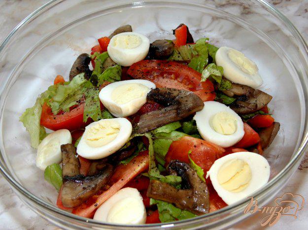 фото рецепта: Салат из помидоров с шампиньонами и перепелиными яйцами