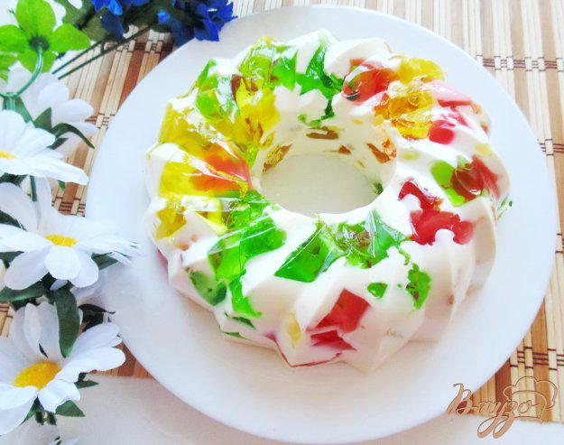 фото рецепта: Десерт с разноцветным желе и бисквитом
