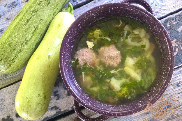 фото рецепта: Суп с брокколи, цветной капустой и говяжьими фрикадельками