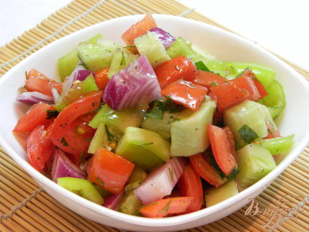 фото рецепта: Летний салат из огурцов, помидоров и перца