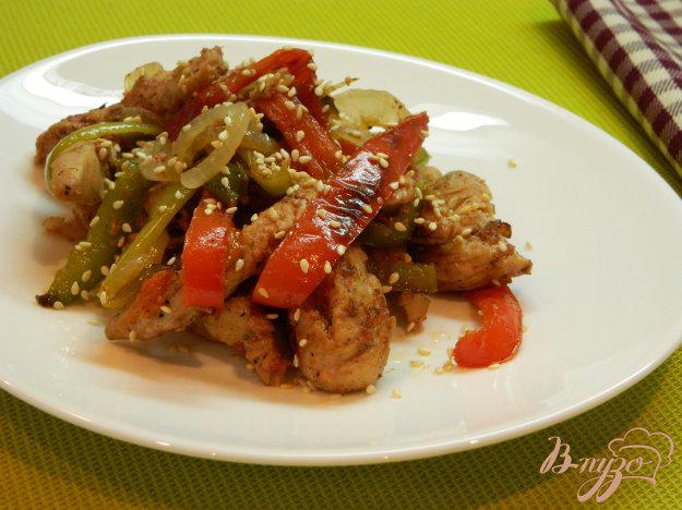 фото рецепта: Теплый салат из филе индейки, болгарского перца и лука