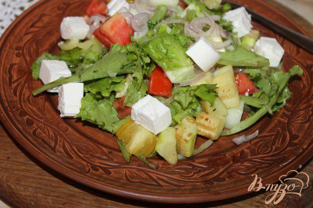 фото рецепта: Салат с жареными кабачками, салатными листьями и сыром