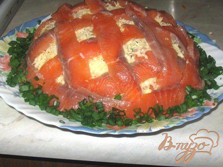 Фото приготовление рецепта: Салат с соленой семгой шаг №8