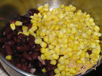 Фото приготовление рецепта: Салат из фасоли с кукурузой и огурчиками шаг №1