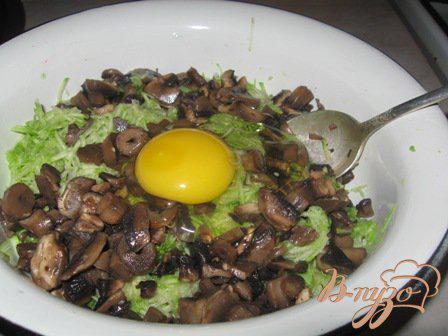 Фото приготовление рецепта: Оладьи кабачковые с грибами шаг №4