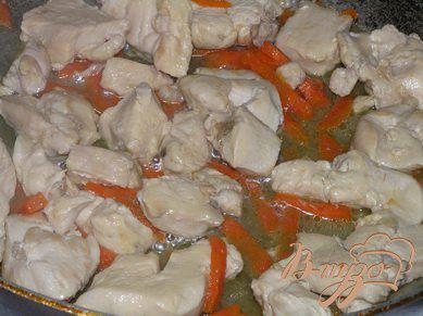 Фото приготовление рецепта: Куриные грудки со шпинатом и морковью шаг №2