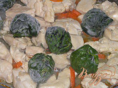 Фото приготовление рецепта: Куриные грудки со шпинатом и морковью шаг №3