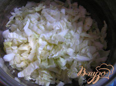 Фото приготовление рецепта: Салат с пекинской капустой и крабовыми палочками шаг №1