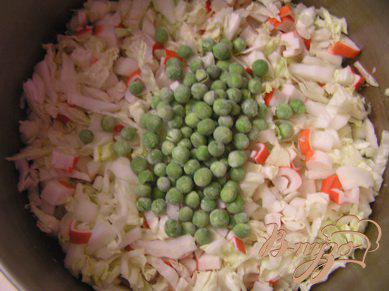 Фото приготовление рецепта: Салат с пекинской капустой и крабовыми палочками шаг №2