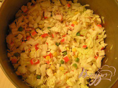 Фото приготовление рецепта: Салат с пекинской капустой и крабовыми палочками шаг №3