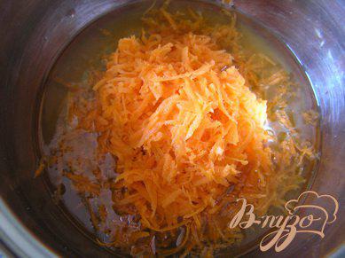 Фото приготовление рецепта: Морковные кексы с фундуком шаг №1