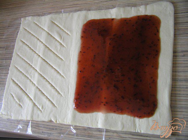 Фото приготовление рецепта: Слоеный пирог с малиновым «джемом» шаг №2
