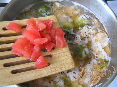 Фото приготовление рецепта: Суп с лососем, брюссельской капустой и помидорами шаг №5