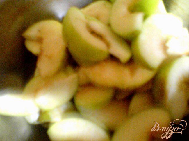 Фото приготовление рецепта: Яблочные дрожжевые оладьи шаг №2