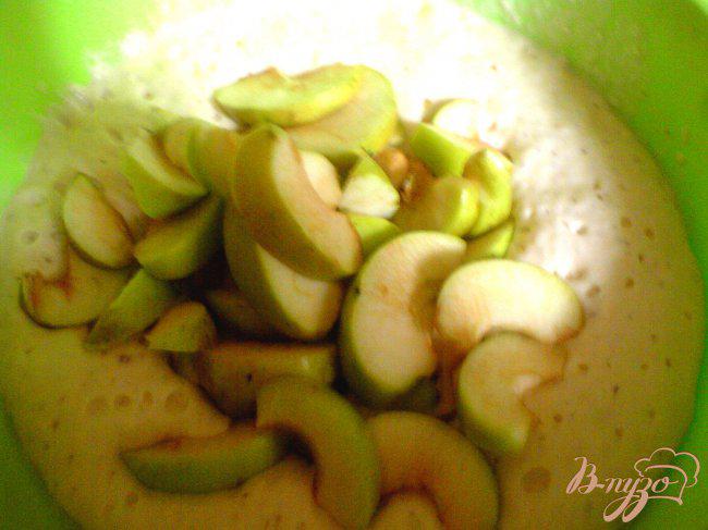 Фото приготовление рецепта: Яблочные дрожжевые оладьи шаг №3