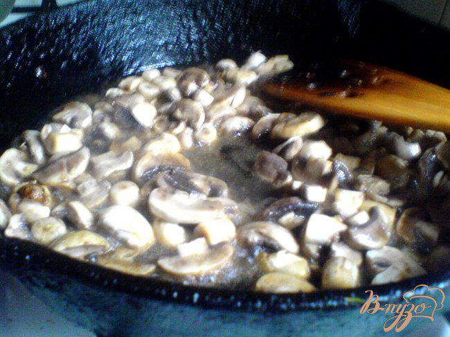 Фото приготовление рецепта: Тёплый салат с курицей и грибами шаг №3