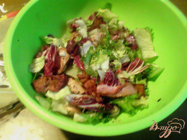 Фото приготовление рецепта: Тёплый салат с курицей и грибами шаг №4
