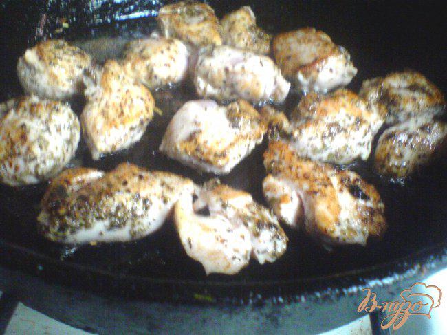 Фото приготовление рецепта: Тёплый салат с курицей и грибами шаг №2