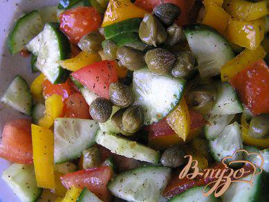 Фото приготовление рецепта: Овощной салат с каперсами шаг №3