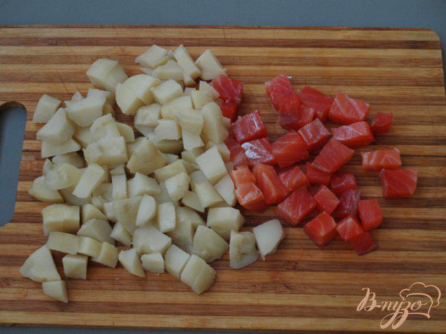 Фото приготовление рецепта: Салат с сёмгой и картофелем шаг №1
