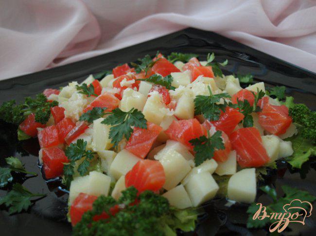 Фото приготовление рецепта: Салат с сёмгой и картофелем шаг №3