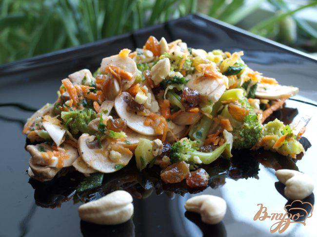 Фото приготовление рецепта: Салат с брокколи и сырыми шампиньонами шаг №3