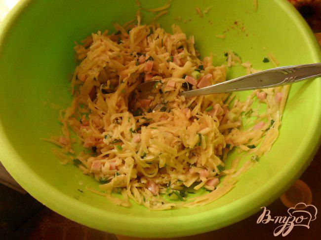 Фото приготовление рецепта: Картофельные оладьи с ветчиной и сыром шаг №5