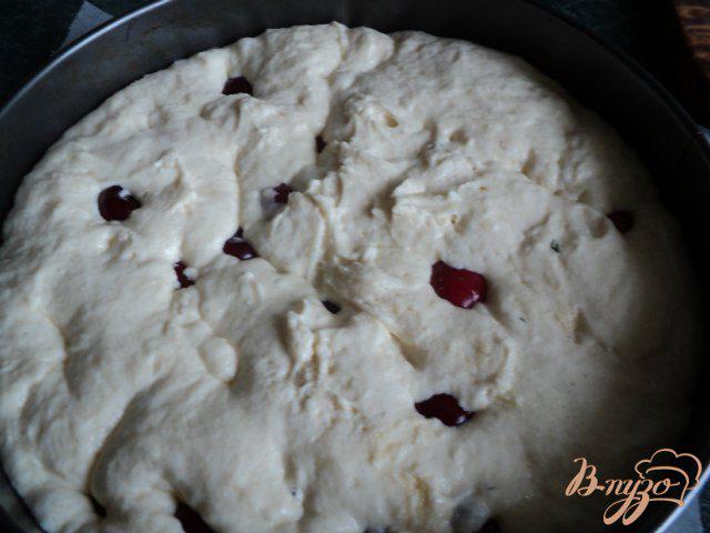 Фото приготовление рецепта: Пирог из манки с черешней. шаг №4