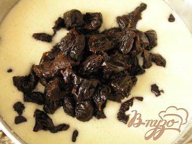 Фото приготовление рецепта: Кексы с черносливом и миндальной мукой от Ги Жедда шаг №5