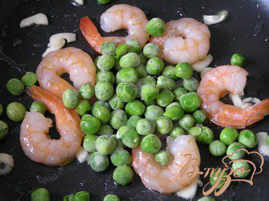 Фото приготовление рецепта: Фунчоза с креветками и зеленым горошком шаг №4