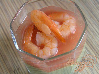 Фото приготовление рецепта: Креветки с грейпфрутом и авокадо шаг №7