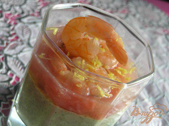 Фото приготовление рецепта: Креветки с грейпфрутом и авокадо шаг №8
