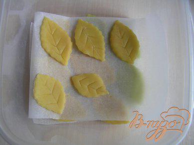 Фото приготовление рецепта: Праздничная «ёлка» + Листья из марципана шаг №5