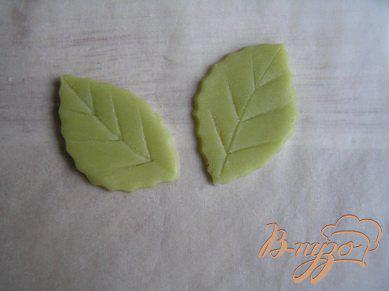 Фото приготовление рецепта: Праздничная «ёлка» + Листья из марципана шаг №3