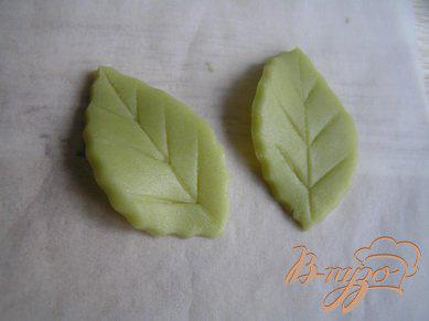 Фото приготовление рецепта: Праздничная «ёлка» + Листья из марципана шаг №4