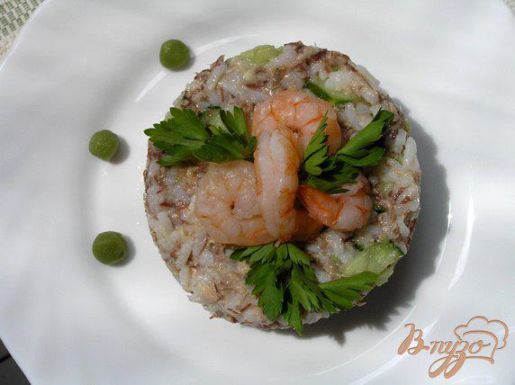 Фото приготовление рецепта: Суши-салат с креветками и тунцом шаг №4