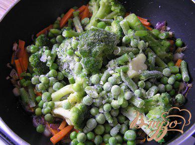 Фото приготовление рецепта: Зеленое рагу с имбирем и морковью шаг №3