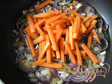 Фото приготовление рецепта: Зеленое рагу с имбирем и морковью шаг №2
