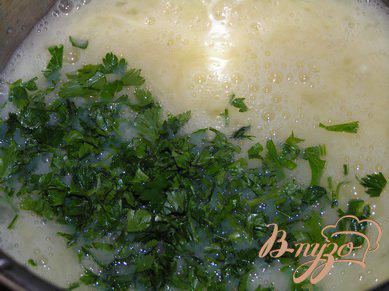 Фото приготовление рецепта: Тортилья с луком, чесноком и зеленым горошком шаг №3