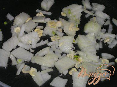 Фото приготовление рецепта: Тортилья с луком, чесноком и зеленым горошком шаг №1