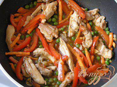 Фото приготовление рецепта: Соте из курицы с овощами и мятой шаг №5