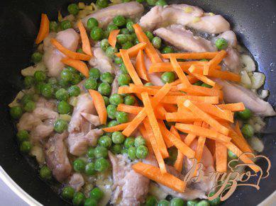 Фото приготовление рецепта: Соте из курицы с овощами и мятой шаг №3