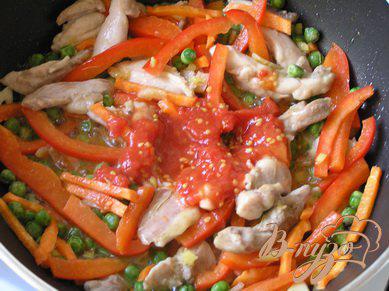 Фото приготовление рецепта: Соте из курицы с овощами и мятой шаг №4