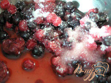 Фото приготовление рецепта: Панна котта с ванильными ягодами шаг №3