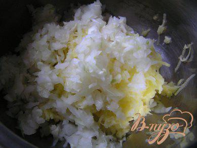 Фото приготовление рецепта: Котлеты из картофеля и овсянки с базиликом шаг №3